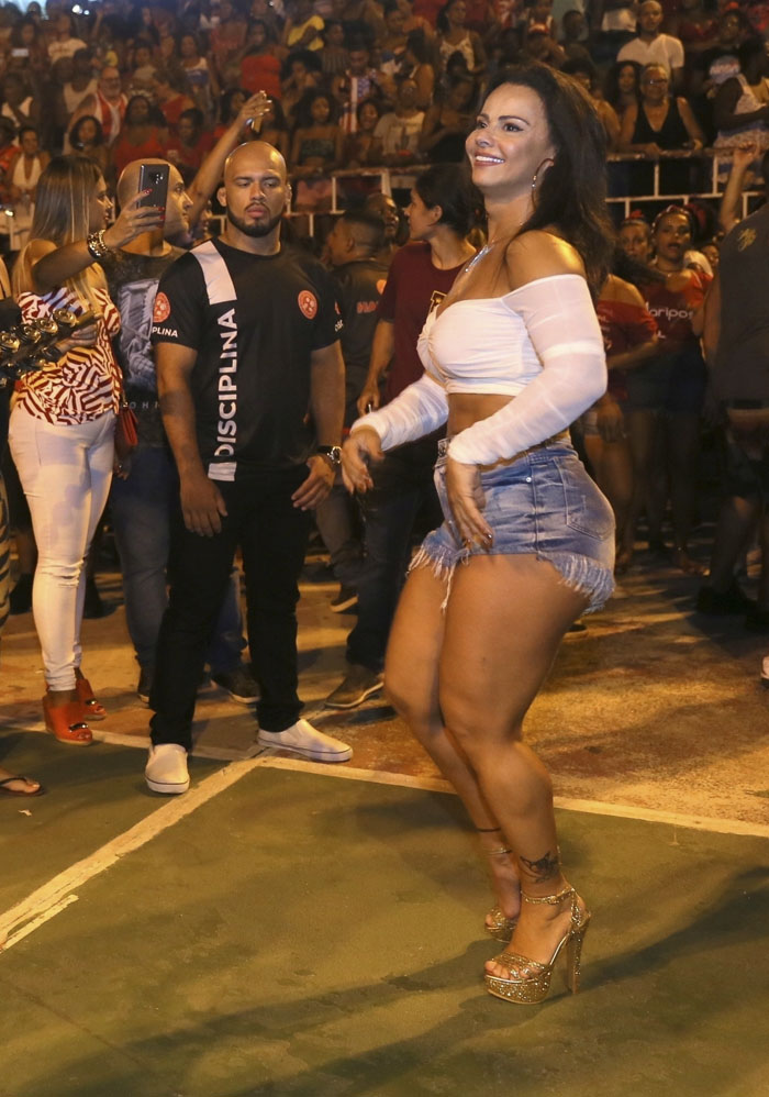 Viviane Araújo vai de Kombi e samba muito em ensaio no morro