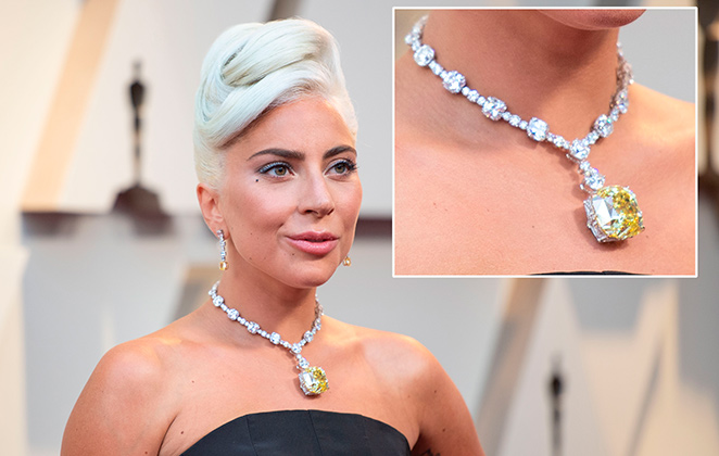 Gaga e seu colar com diamantes amarelos de 128 quilates, da Tiffany, avaliado em US$ 30 milhões. O diamante foi usado em 1961 por Audrey Hepburn para promover o filme Breakfast At Tiffany's. 
