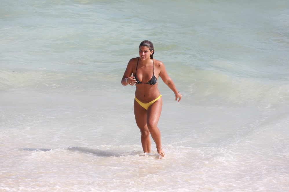 Giulia Costa exibe boa forma em dia de praia no Rio de Janeiro