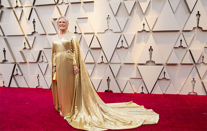 Glenn Close usou um vestido longo dourado, personalizado e criado por Carolina Herrera que pesava 20kgs e tinha uma capa, do mesmo tecido, que se destacava. Definitivamente ela estava preparada para ganhar o Oscar.