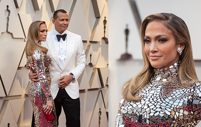 Jennifer Lopez usou vestido de manga comprida em ouro, bordado em mosaico-espelho da Tom Ford, jóias combinando e Sapatos Jimmy Choo. Ao seu lado o namorado Alex Rodrigues. 