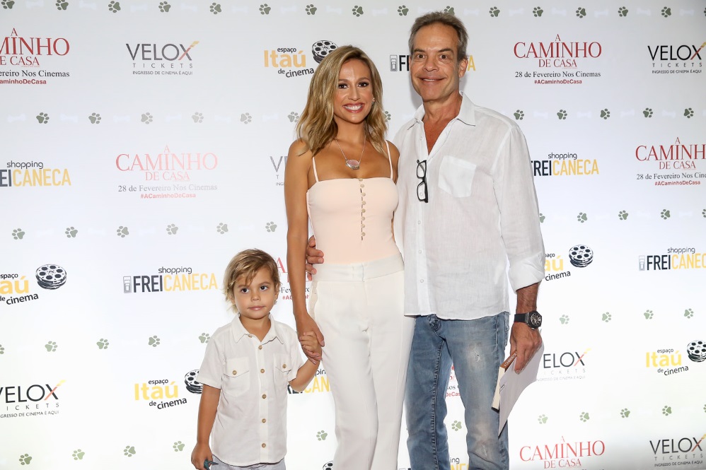 Luisa Mell vai com marido e filho ao cinema