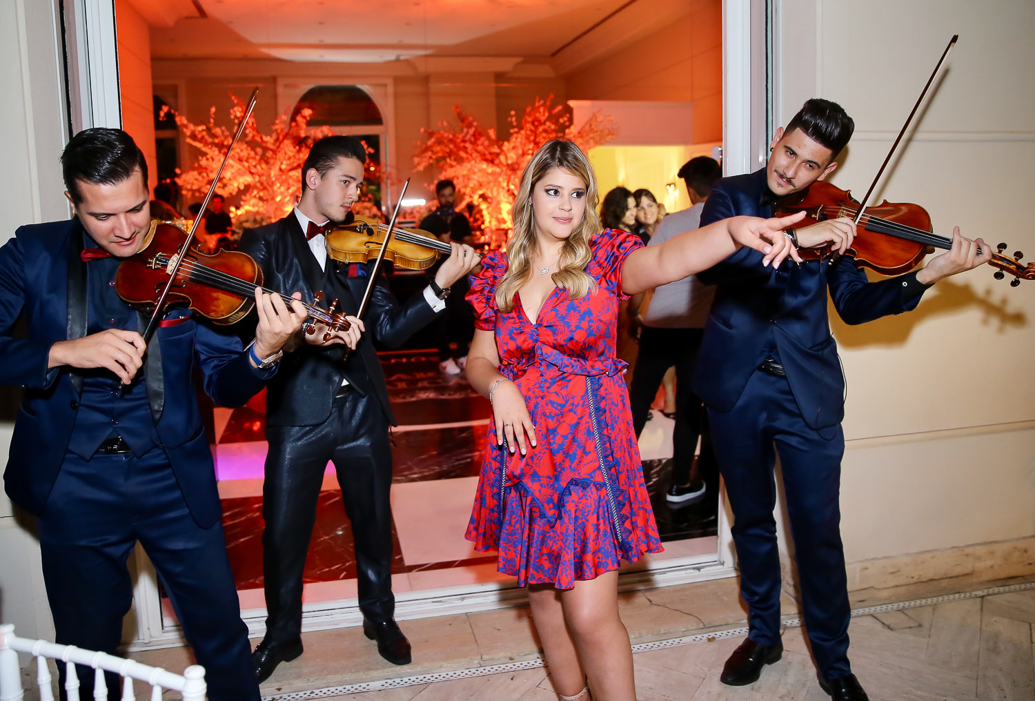 Maria Cavalcante dançou ao som de um trio de violinos