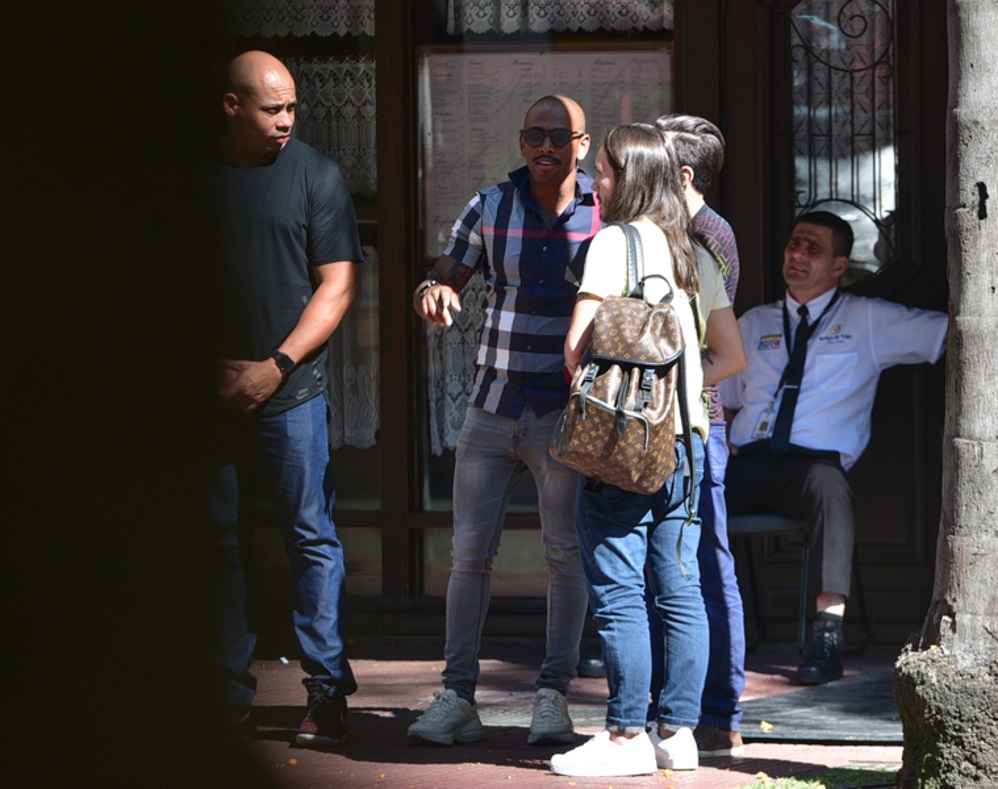 Nego do Borel visita casa de acolhimento a travestis e trans