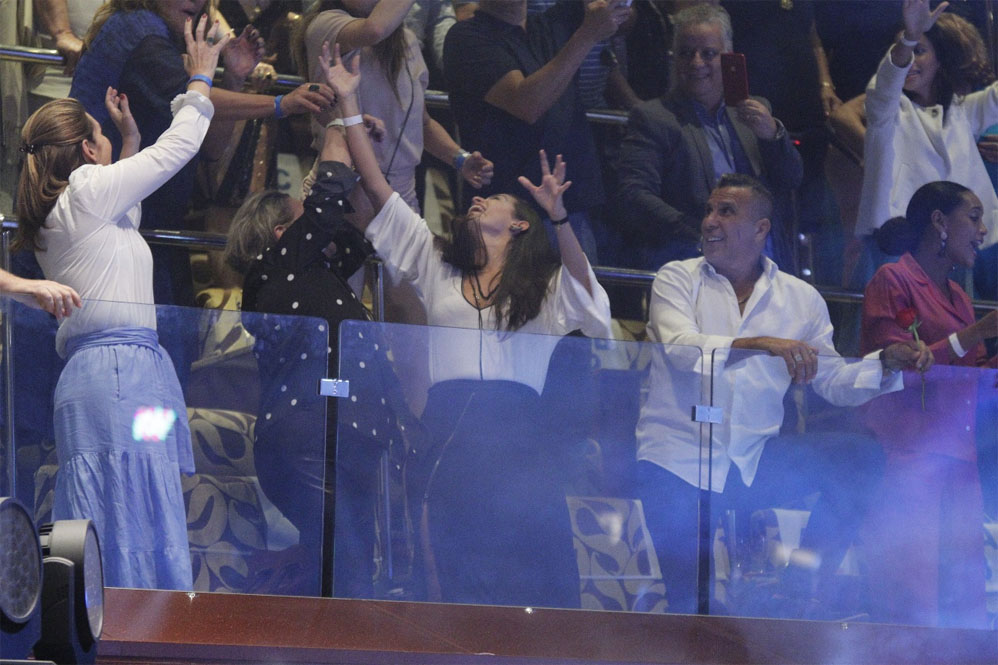 Emoções em Alto Mar: Roberto Carlos exalta o amor em show emocionante