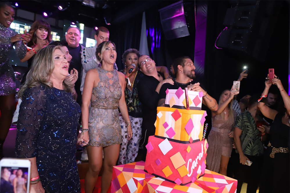 Carol Sampaio recebe amigos famosos em festão de aniversário