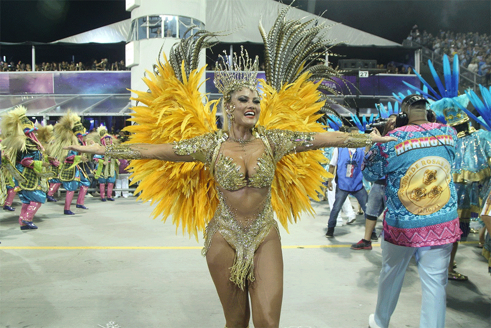Ellen Rocche rouba a cena no desfile da Rosas de Ouro
