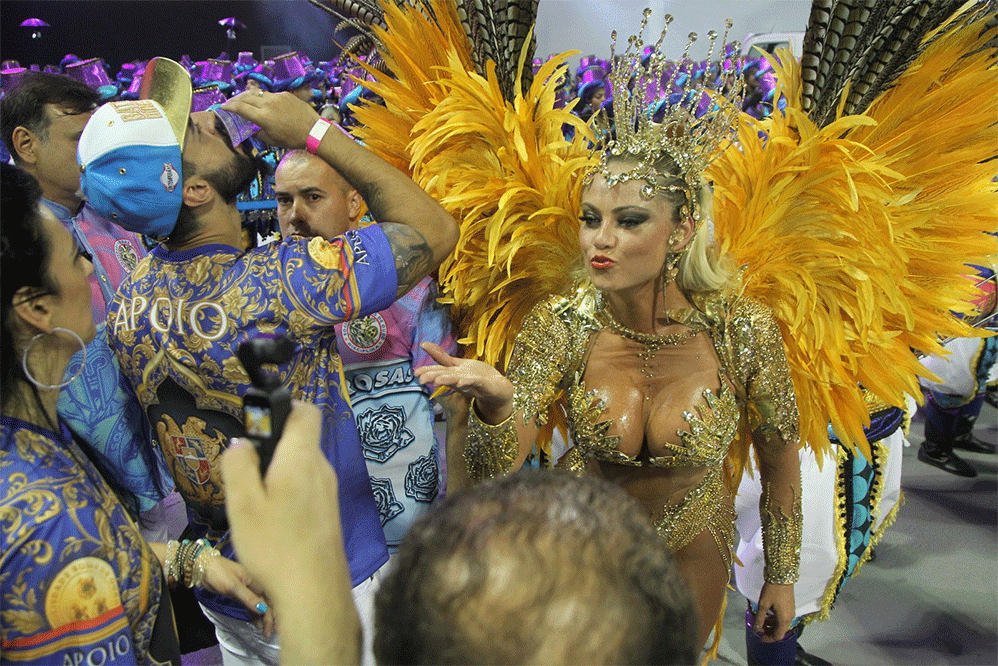 Ellen Rocche rouba a cena no desfile da Rosas de Ouro