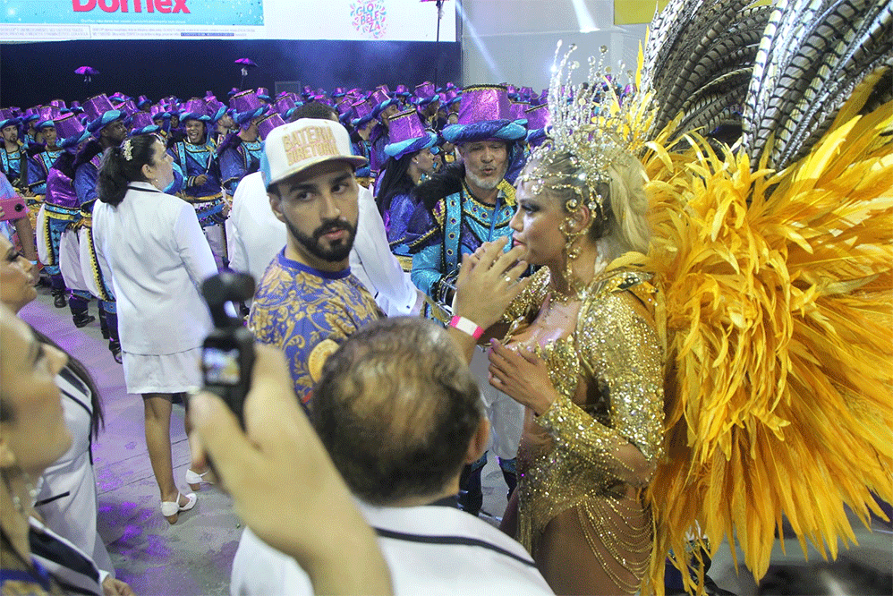 Ellen Rocche rouba a cena no desfile da Rosas de Ouro