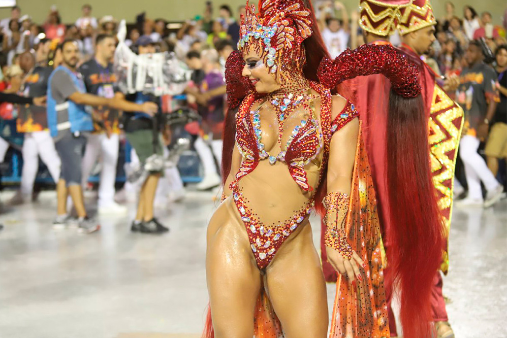 Viviane Araújo desfila no Salgueiro e encanta! Veja as fotos!