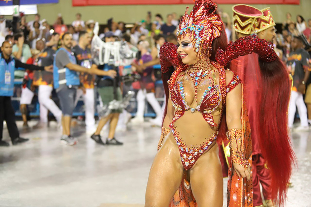 Viviane Araújo desfila no Salgueiro e encanta! Veja as fotos!