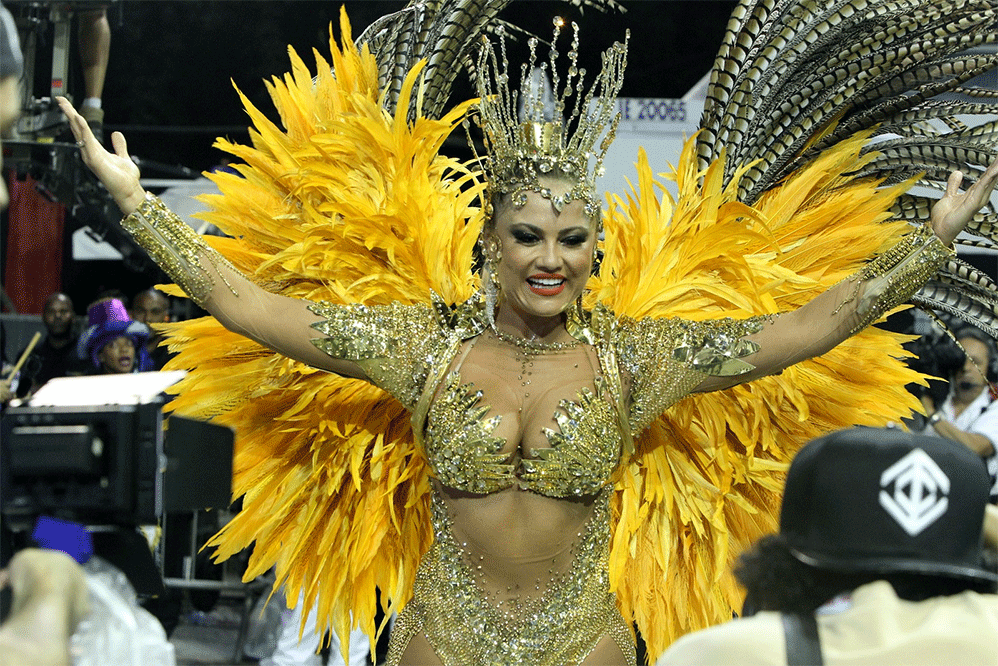 Ellen Rocche rouba a cena no desfile da Rosas de Ouro