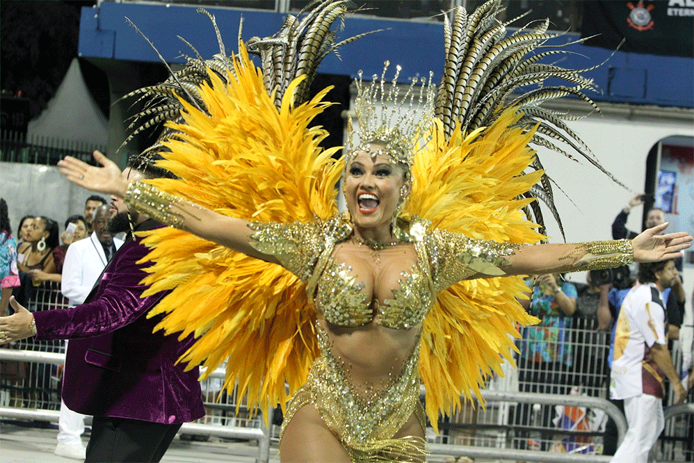 Ellen Rocche rouba a cena no desfile da Rosas de Ouro