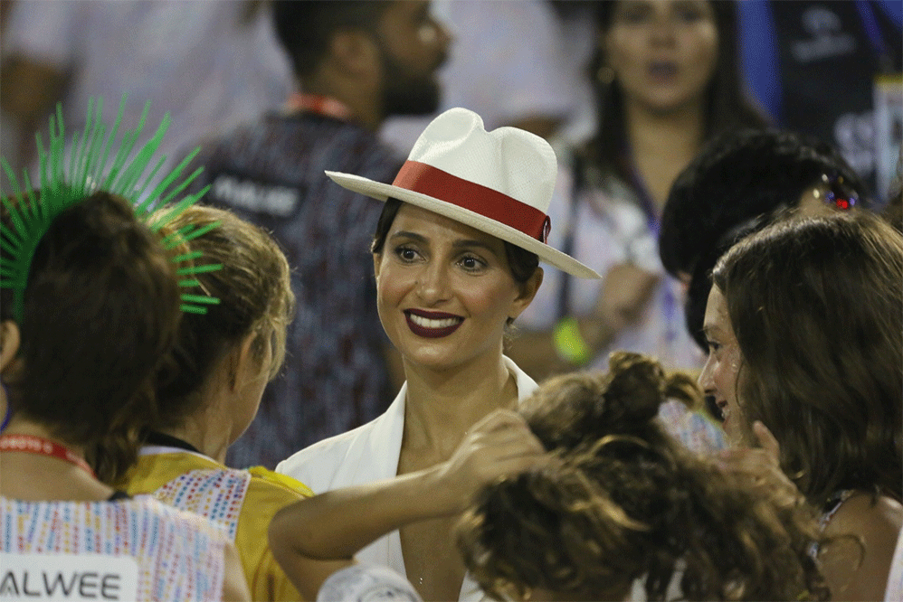 Sob o olhar da família, Camila Pitanga desfila no Rio