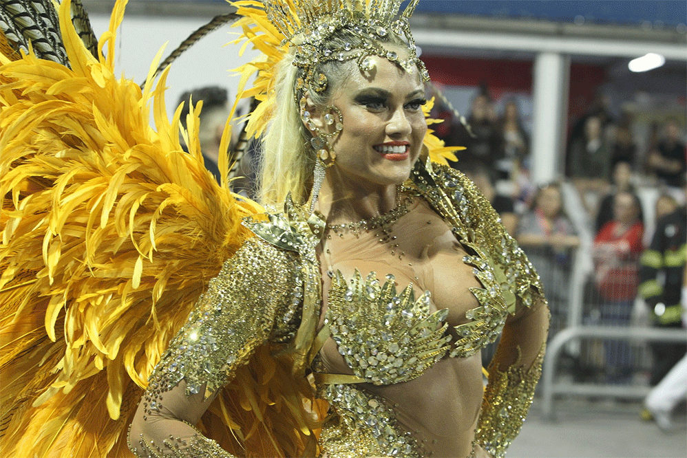 Ellen Rocche rouba a cena no desfile da Rosas de Ouro