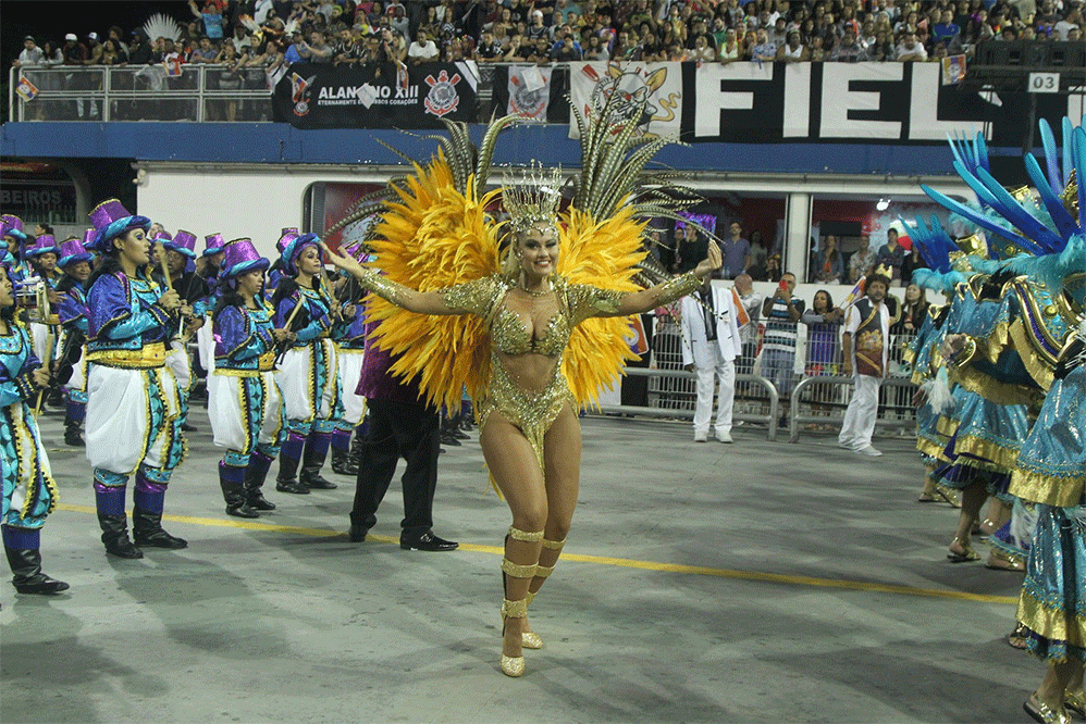 Ellen Rocche rouba a cena no desfile da Rosas de Ouro