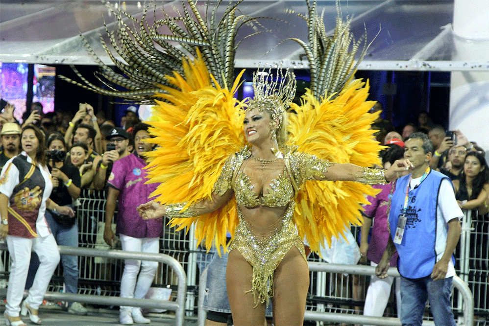 Ellen Rocche rouba a cena no desfile da Rosas de Ouro