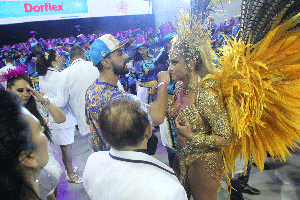 Ellen Rocche rouba a cena no desfile da Rosas de Ouro