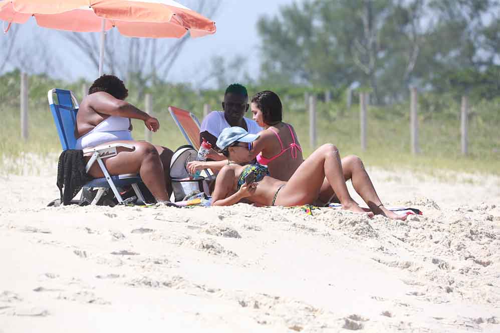 Rolou topless e dança sensual na praia, com Anitta e Jojo
