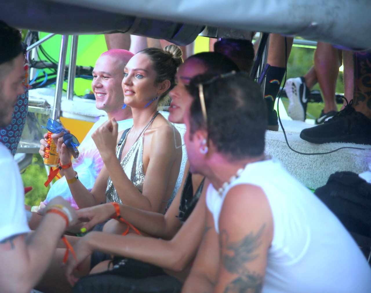 Eduardo Bravin, Candice Swanepoel e Bruna Marquezine curtiram o Trio de Ivete Sangalo