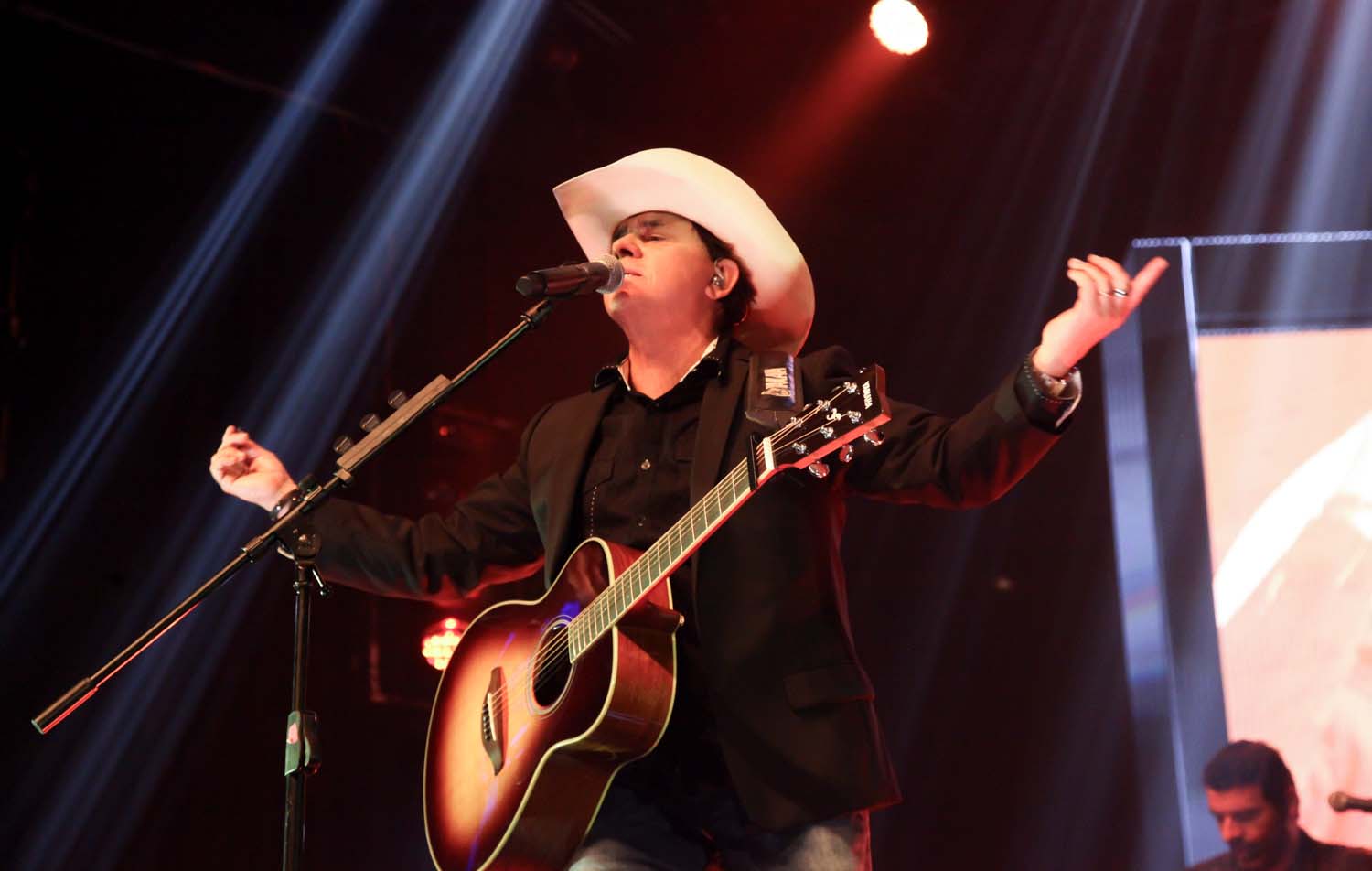 Chitãozinho durante apresentação