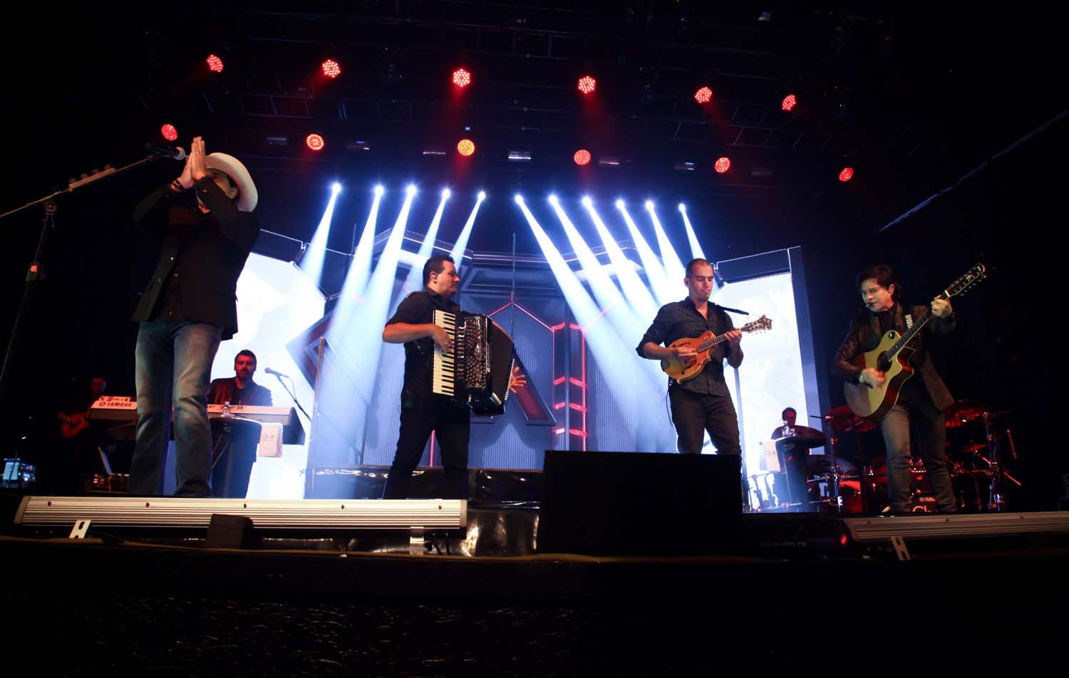 Além de Evidências, a dupla cantou diversos sucessos, como Fogão de Lenha e No Rancho Fundo