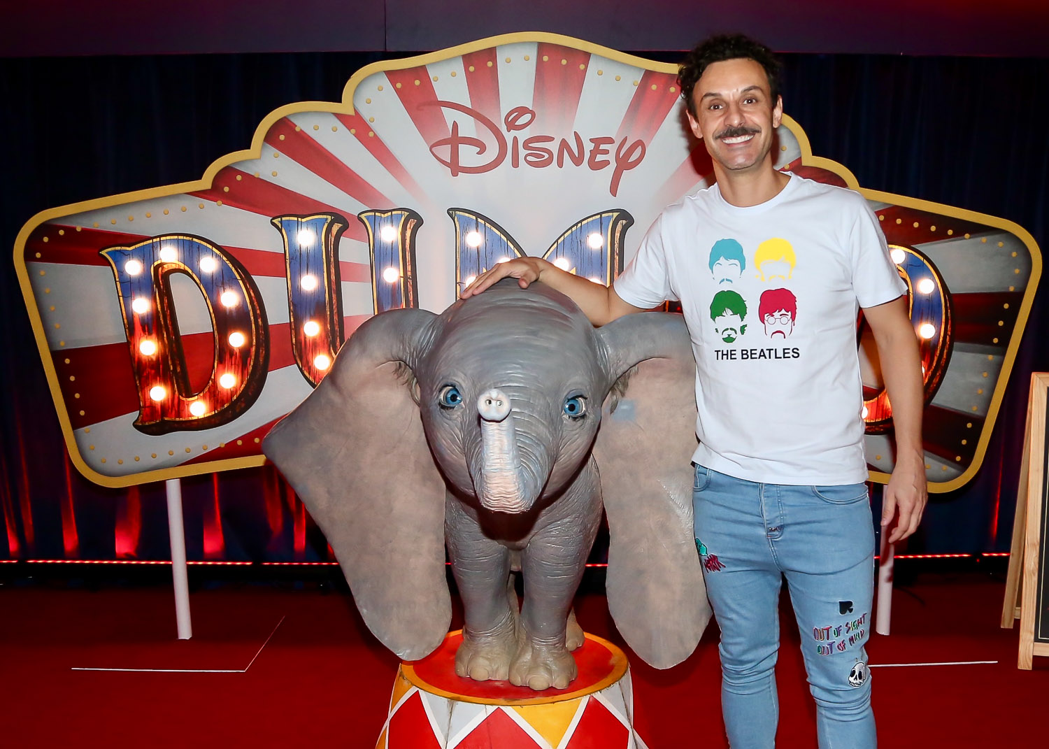 Larissa Manoela prestigia a pré-estreia de Dumbo em SP