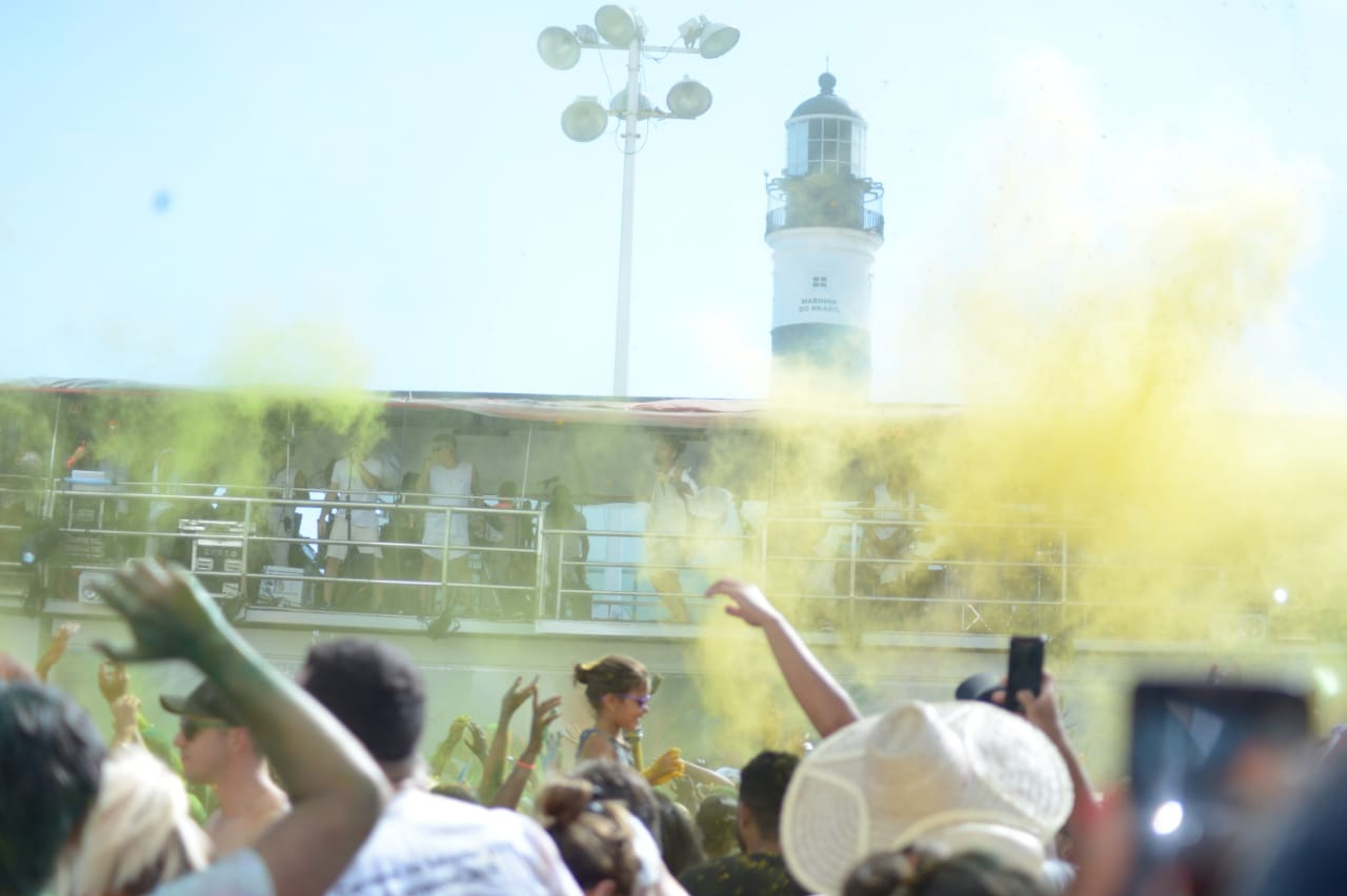 Saulo Fernandes faz a Bahia ficar colorida