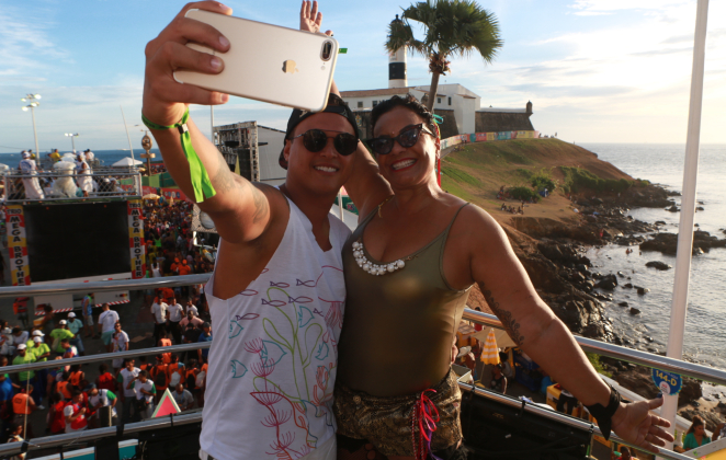 Solange Couto e Lore Improta curtem Carnaval em Salvador