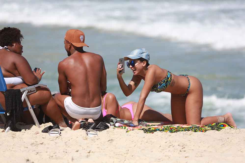 Rolou topless e dança sensual na praia, com Anitta e Jojo