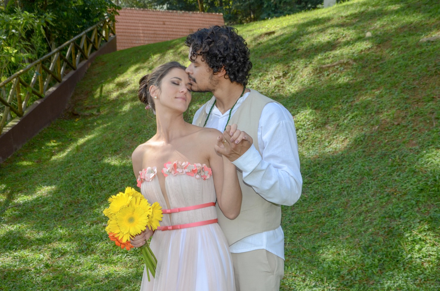 Dani Moreno e José Trassi celebram amor em casamento vegano