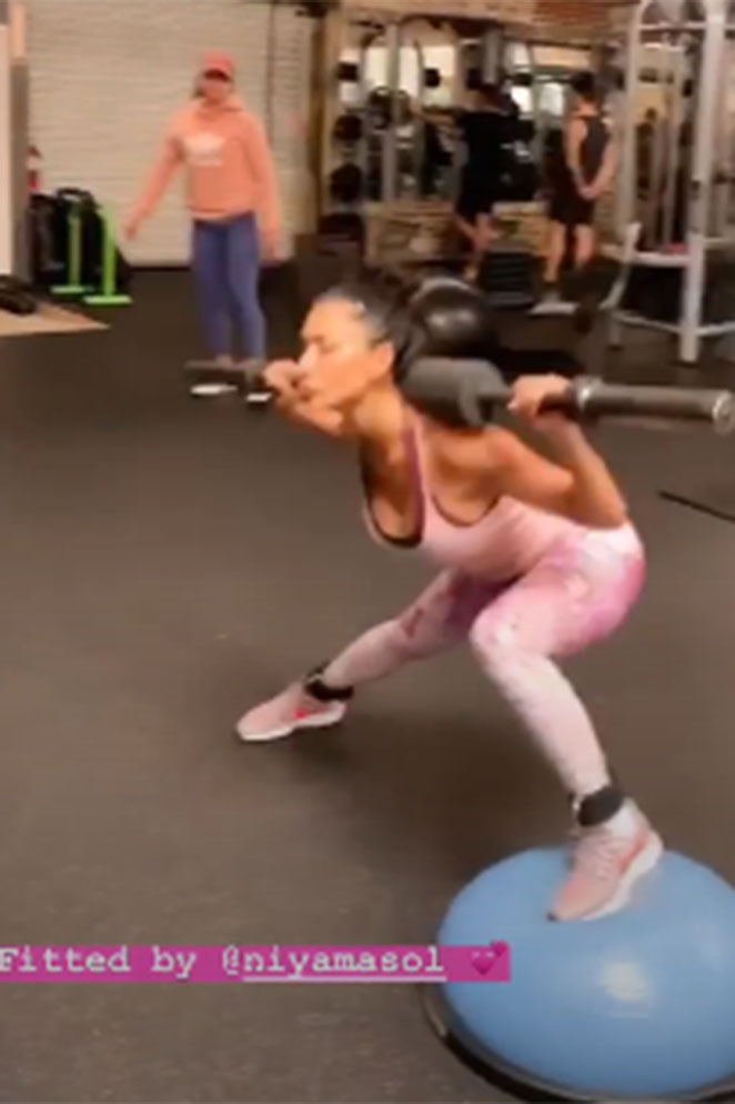 Nicole Scherzinger esbanja elasticidade na academia. Confira!