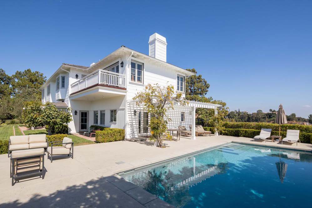 Localizada em Beverly Hills, Jodie Foster está vendendo sua mansão, que ela comprou por US$ 11,75 milhões (R$ 47 milhões), por US$ 15.9 (R$ 63,6 milhões)