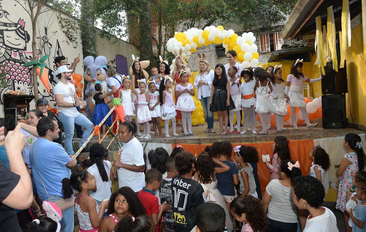 Karina Bacchi e crianças celebram a Páscoa em comunidade paulista