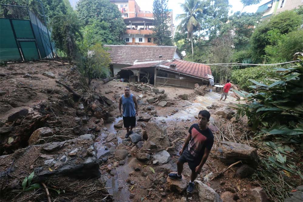 Matheus Sant'anna em meio a destruição