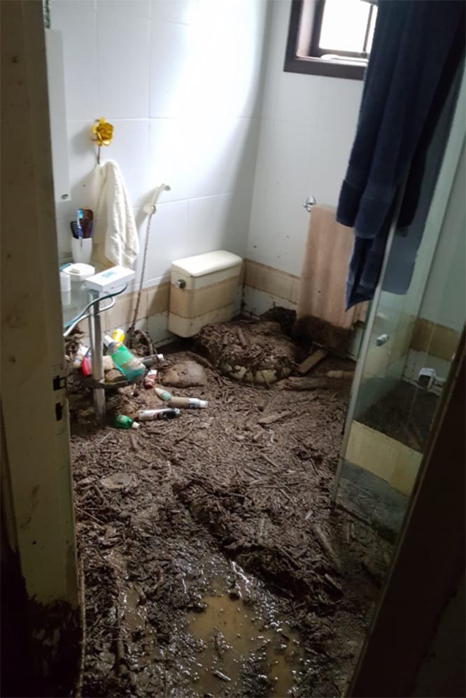 Casa de Matheus Sant'anna foi invadida pela lama