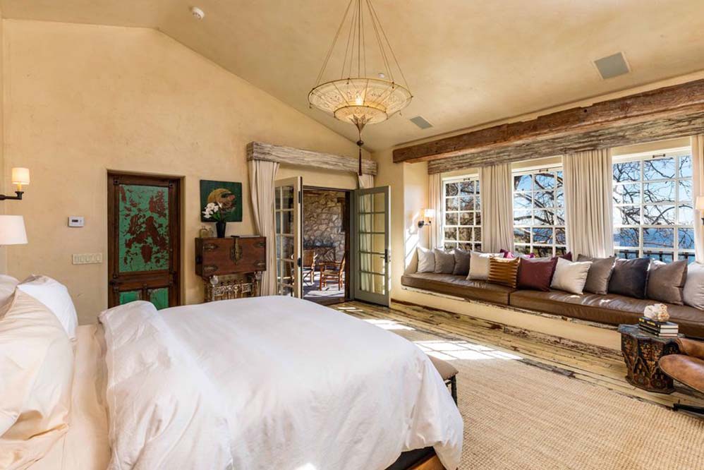 A casa de Mel Gibson, que tem um estilo todo mais rústico, com vários detalhes de pedras e madeiras, conta com 5 quartos e 5 banheiros