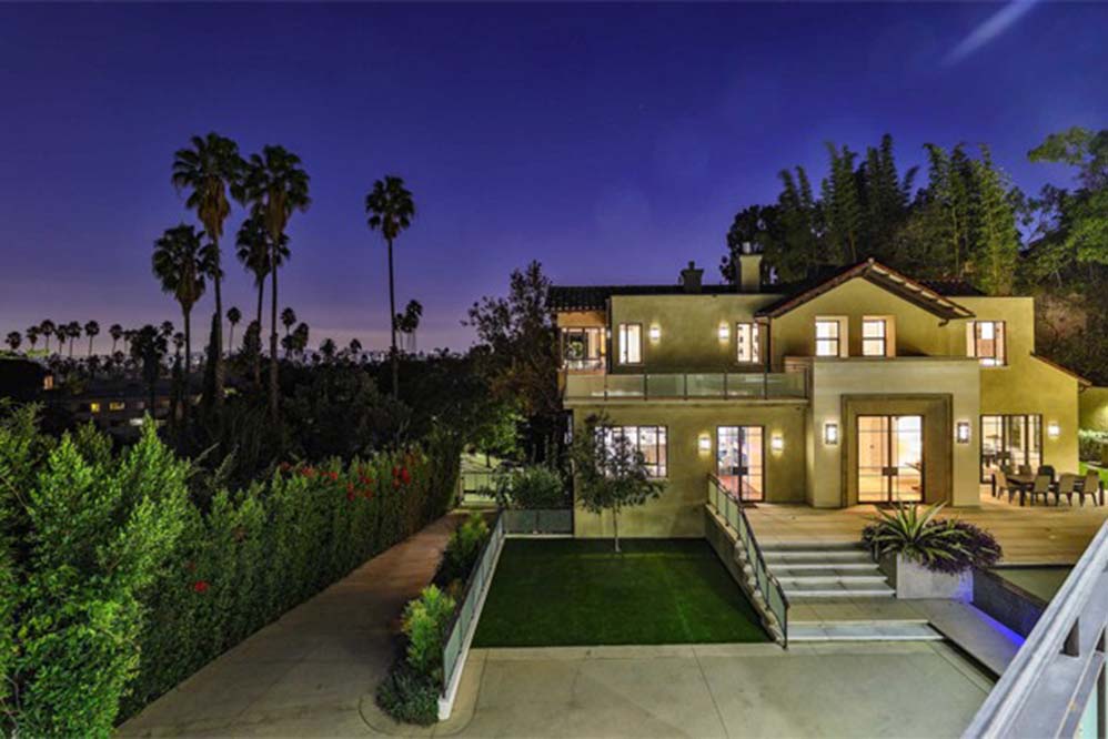 A mansão de Rihanna fica nas imediações de Canyon Nichols e possui seis quartos e dez banheiros. Ao entrar no terreno, cerca de meio hectare de grama bem cuidada é cercada por sebes altas e palmeiras