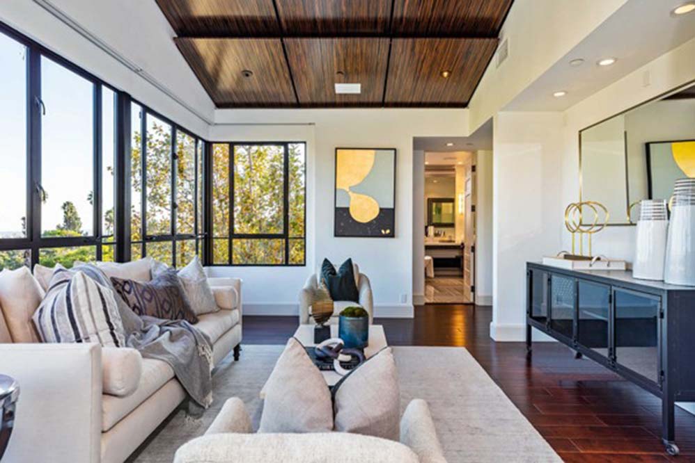 Uma piscina exterior fica aos fundos da propriedade, enquanto os seus espaços abertos oferecem uma vista maravilhosa