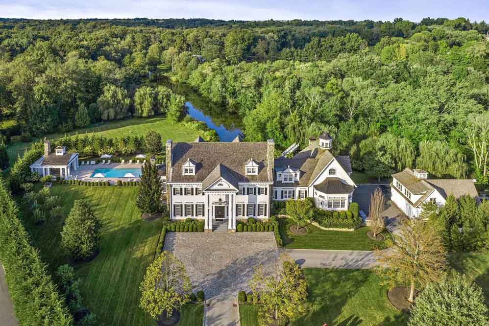 Jessica Alba colocou sua mansão em estilo espanhol que fica em Beverly Hills, na Califórnia, à venda por US$ 6,1 milhões de dólares (R$ 23 milhões)