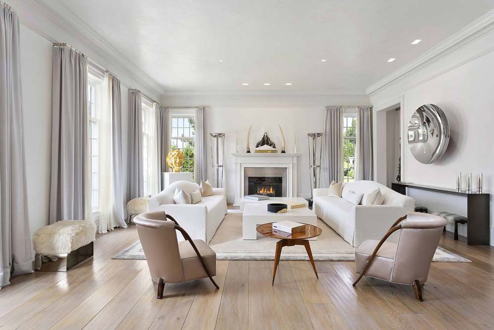 A mansão ainda tem uma sala de estar bem convidativa e uma área verde impressionante