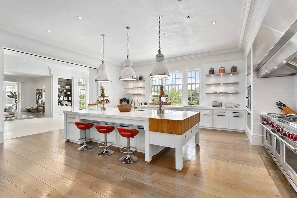 Localizada em Connecticut, a mansão de Tommy Mottola e Thalia fica à beira de um lago, tem nove quartos, uma cozinha de última geração, um estúdio de gravação e sala de massagem