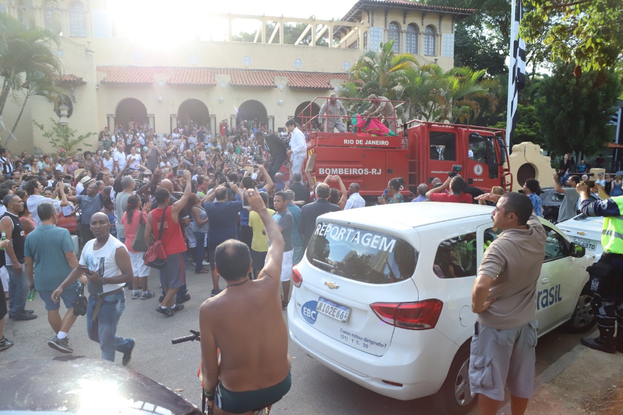 Corpo de Beth Carvalho sai com cortejo no Rio de Janeiro