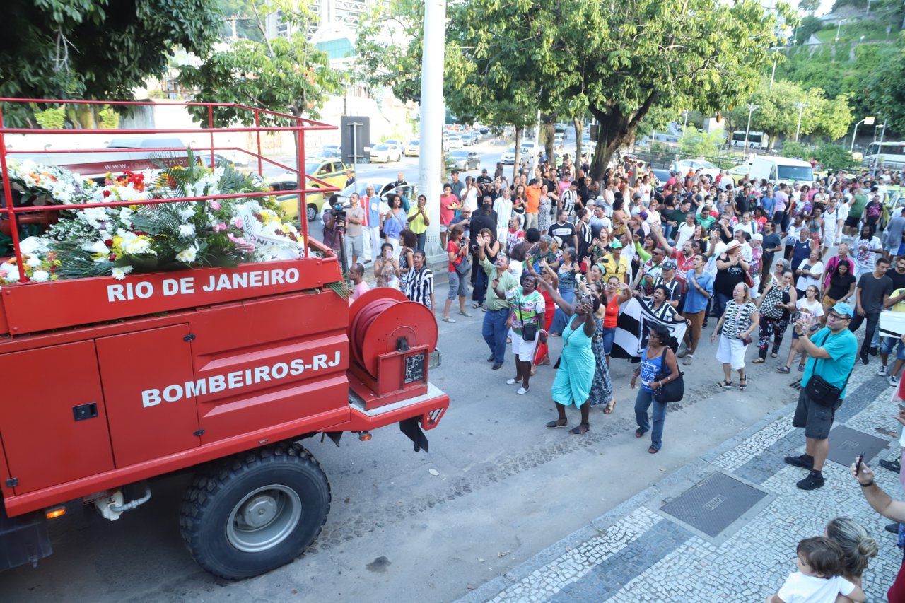 Corpo de Beth Carvalho sai com cortejo no Rio de Janeiro