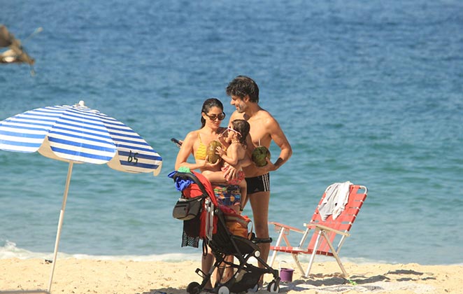 Carol Castro curte folga na praia com a filha e o ex