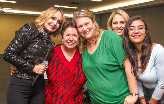 Gaby Spanic arrasa na escolha do visual para encontrar fãs