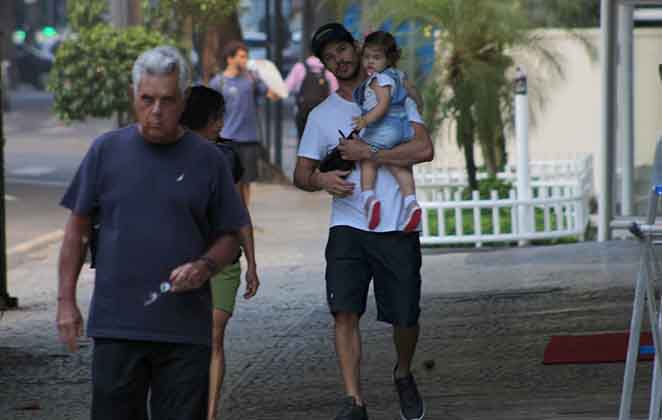 José Loreto curte folga passeando com a filha pelo Rio