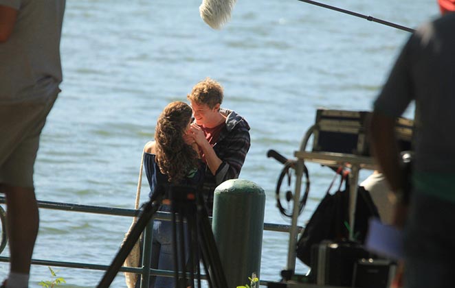 Pedro Novaes e Alanis Guillen gravam cenas românticas de Malhação