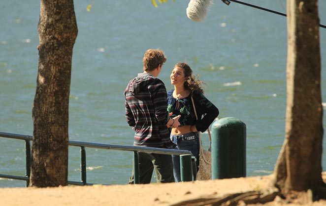 Pedro Novaes e Alanis Guillen gravam cenas românticas de Malhação