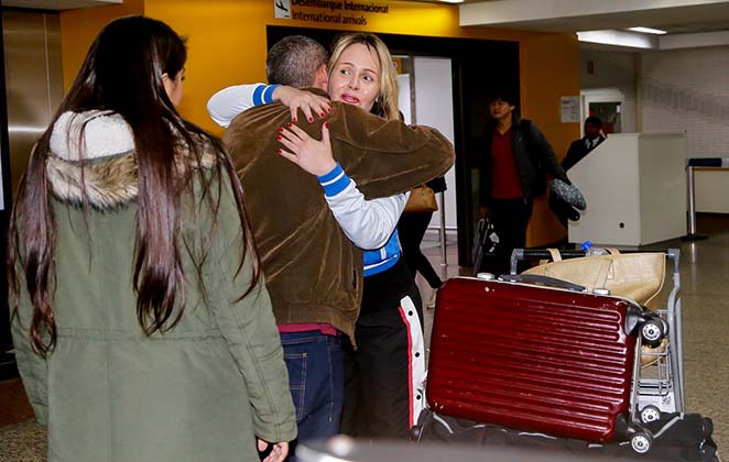 Fãs esperam por Gaby Spanic em aeroporto 